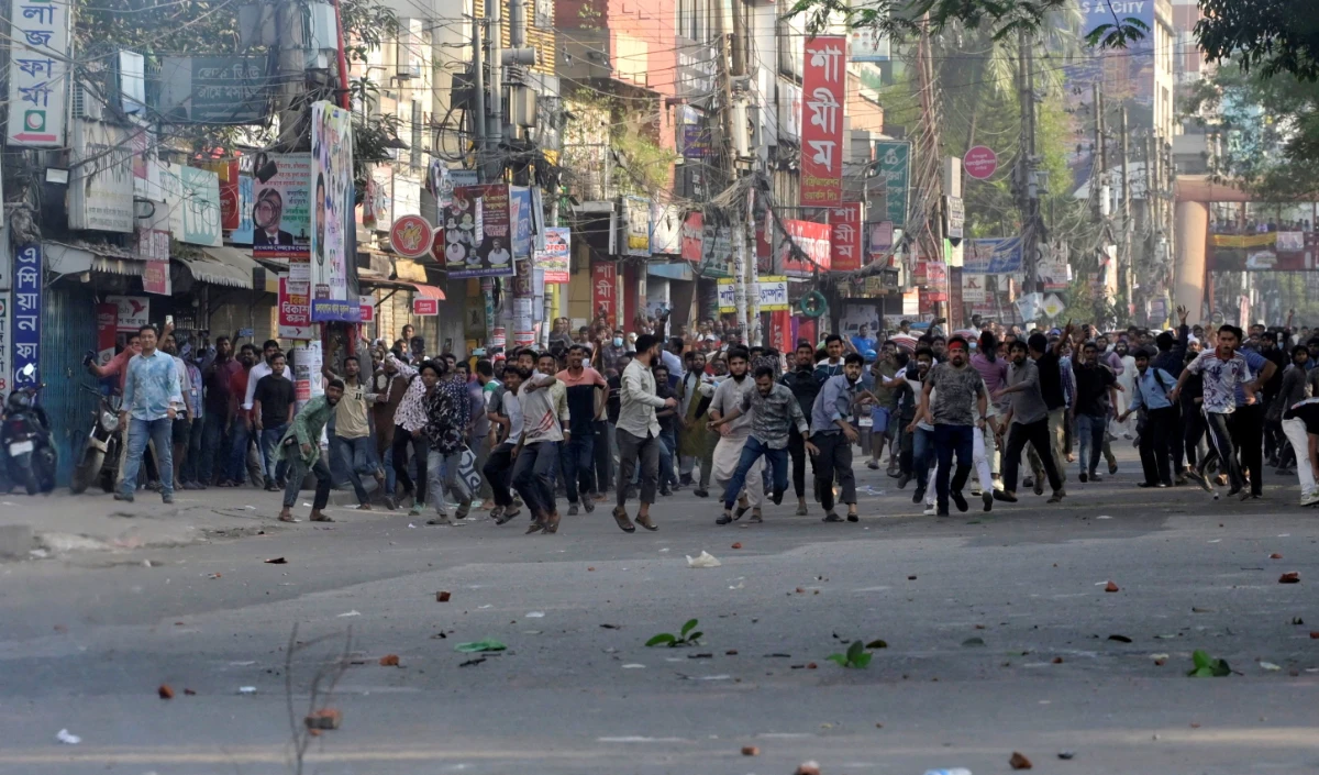 Bangladesh Violence Update | बांग्लादेश में उस्मान हादी की मौत से भयंकर हिंसा, BGB के कमांडो तैनात, आज सुपुर्दे खाक होंगे हादी Bangladesh Violence Update | बांग्लादेश में उस्मान हादी की मौत से भयंकर हिंसा, BGB के कमांडो तैनात, आज सुपुर्दे खाक होंगे हादी