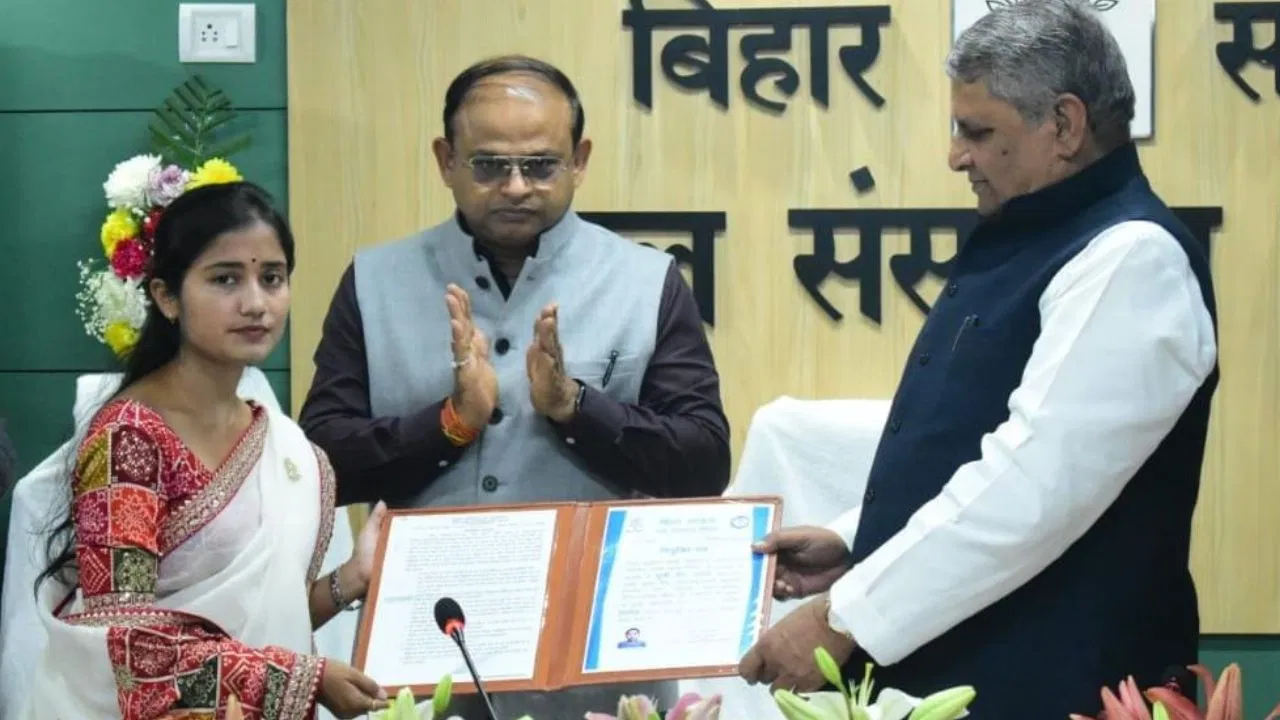 Bihar: पटना में नियुक्ति पत्र वितरण समारोह आयोजित, जल संसाधन मंत्री विजय कुमार चौधरी ने दिये लेटर Bihar: पटना में नियुक्ति पत्र वितरण समारोह आयोजित, जल संसाधन मंत्री विजय कुमार चौधरी ने दिये लेटर