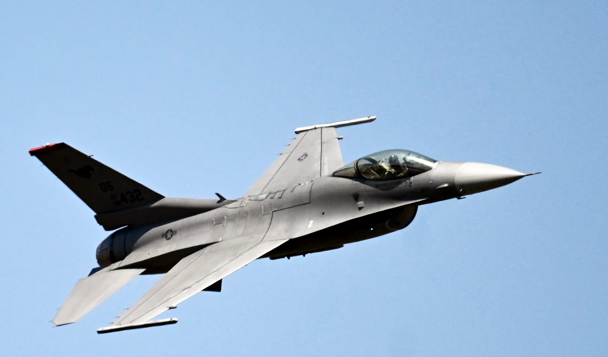 California के रेगिस्तान में F-16 Fighter Jet दुर्घटनाग्रस्त, पायलट सुरक्षित California के रेगिस्तान में F-16 Fighter Jet दुर्घटनाग्रस्त, पायलट सुरक्षित