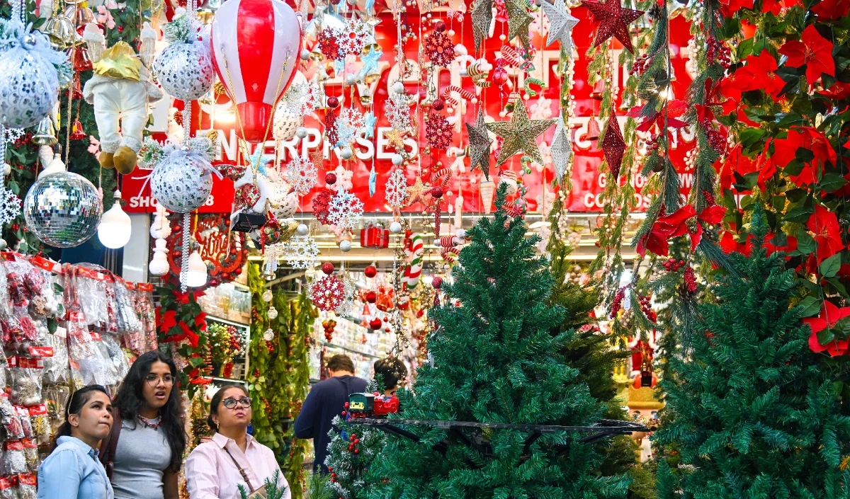 Christmas 2025: दिल्ली-एनसीआर में क्रिसमस ट्री और सजावट का सामान इन मार्केट से जरुर खरीदें, बेस्ट डेकोरेटिव आइटम्स मिलते हैं Christmas 2025: दिल्ली-एनसीआर में क्रिसमस ट्री और सजावट का सामान इन मार्केट से जरुर खरीदें, बेस्ट डेकोरेटिव आइटम्स मिलते हैं