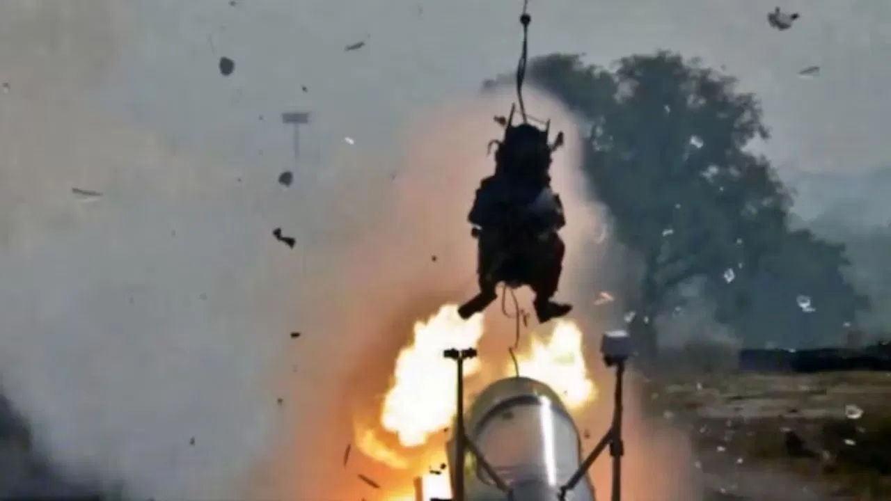DRDO ने फाइटर एयरक्राफ्ट Escape System का किया सफल परीक्षण, रक्षा मंत्री ने दी बधाई DRDO ने फाइटर एयरक्राफ्ट Escape System का किया सफल परीक्षण, रक्षा मंत्री ने दी बधाई