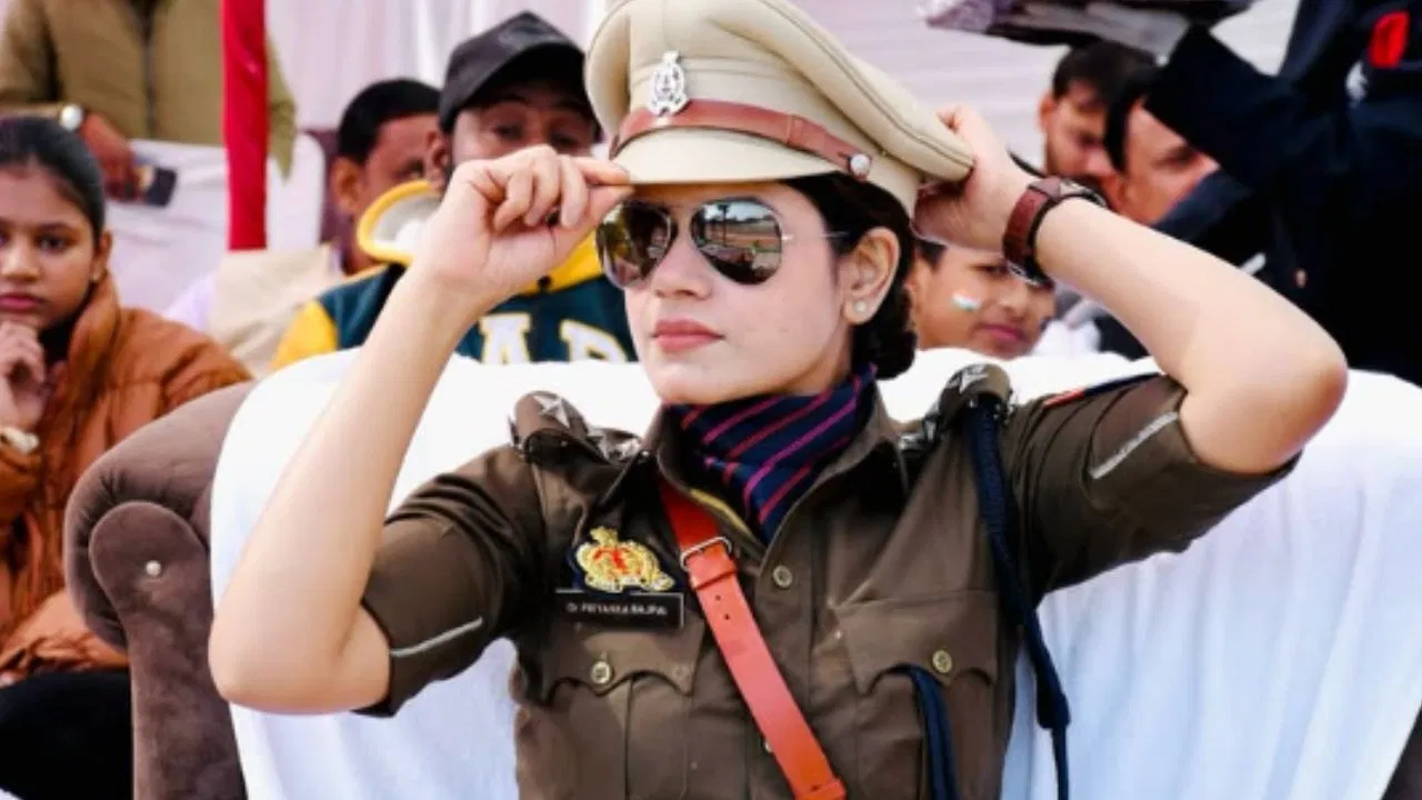 DSP Priyanka Bajpai Story: कौन हैं यूपी की DSP प्रियंका वाजपेयी? रोबोट लेकर आया बर्थडे केक, हो रही चर्चा DSP Priyanka Bajpai Story: कौन हैं यूपी की DSP प्रियंका वाजपेयी? रोबोट लेकर आया बर्थडे केक, हो रही चर्चा