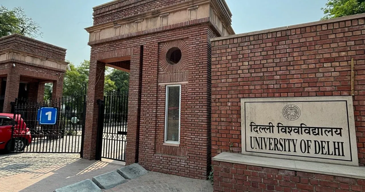 DU की स्टैंडिंग कमेटी में सिलेबस पर छिड़ा विवाद, इकोनॉमिक्स और इतिहास के कोर्स पर खड़े हुए सवाल, कुछ चैप्टर्स हटाने के निर्देश DU की स्टैंडिंग कमेटी में सिलेबस पर छिड़ा विवाद, इकोनॉमिक्स और इतिहास के कोर्स पर खड़े हुए सवाल, कुछ चैप्टर्स हटाने के निर्देश