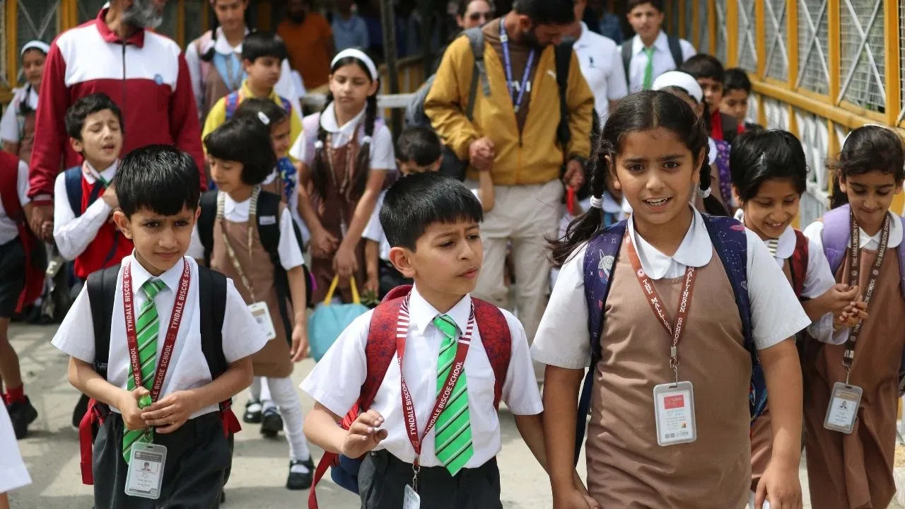 Delhi Private School Fees: दिल्ली में प्राइवेट स्कूल मनमर्जी से नहीं बढ़ा सकेंगे फीस, अब 11 मेंबर कमेटी लेगी फैसला, 5 पैरेंट्स होंगे शामिल Delhi Private School Fees: दिल्ली में प्राइवेट स्कूल मनमर्जी से नहीं बढ़ा सकेंगे फीस, अब 11 मेंबर कमेटी लेगी फैसला, 5 पैरेंट्स होंगे शामिल