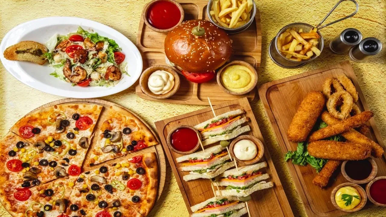 Dominos से KFC तक, कैसे बदली भारतीयों की खाने की आदतें? जानें कौन कमा रहा ज्यादा Dominos से KFC तक, कैसे बदली भारतीयों की खाने की आदतें? जानें कौन कमा रहा ज्यादा