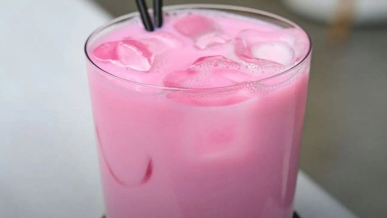 Doodh Soda Side Effect : ‘धुरंधर’ वाला दूध सोडा पीना न पड़ जाए भारी, एक्सपर्ट से जान लें इसके नुकसान Doodh Soda Side Effect : 'धुरंधर' वाला दूध सोडा पीना न पड़ जाए भारी, एक्सपर्ट से जान लें इसके नुकसान