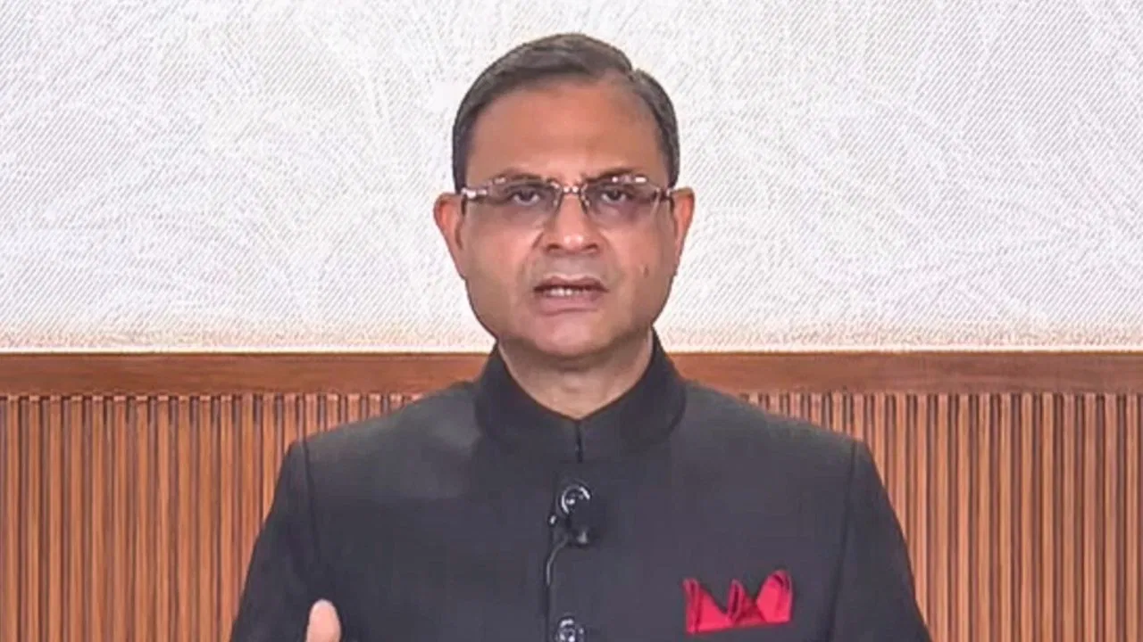 Explained: महंगाई कम करने में दिखाई चतुराई, EMI कम करने में क्यों पीछे छूटा RBI? Explained: महंगाई कम करने में दिखाई चतुराई, EMI कम करने में क्यों पीछे छूटा RBI?