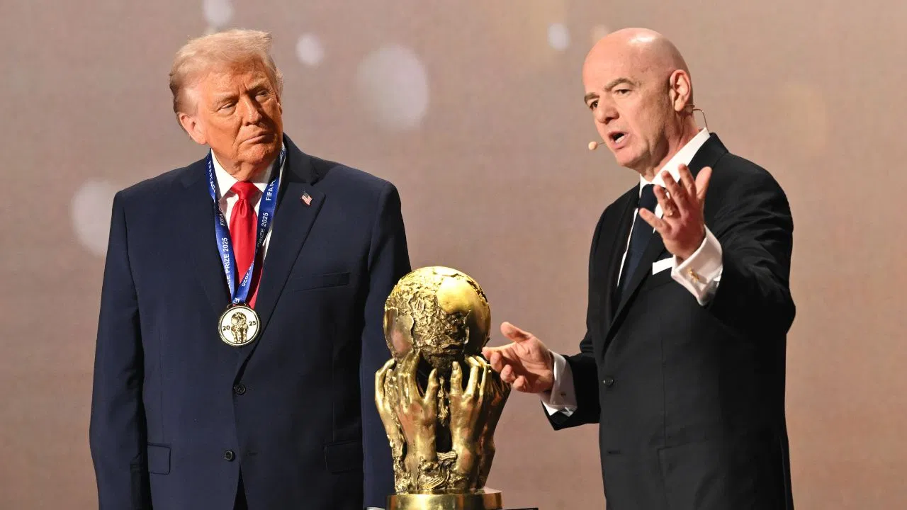 FIFA ने अमेरिकी राष्ट्रपति डोनाल्ड ट्रंप को दिया पीस अवॉर्ड, वर्ल्ड कप के लिए ग्रुप का भी ऐलान FIFA ने अमेरिकी राष्ट्रपति डोनाल्ड ट्रंप को दिया पीस अवॉर्ड, वर्ल्ड कप के लिए ग्रुप का भी ऐलान
