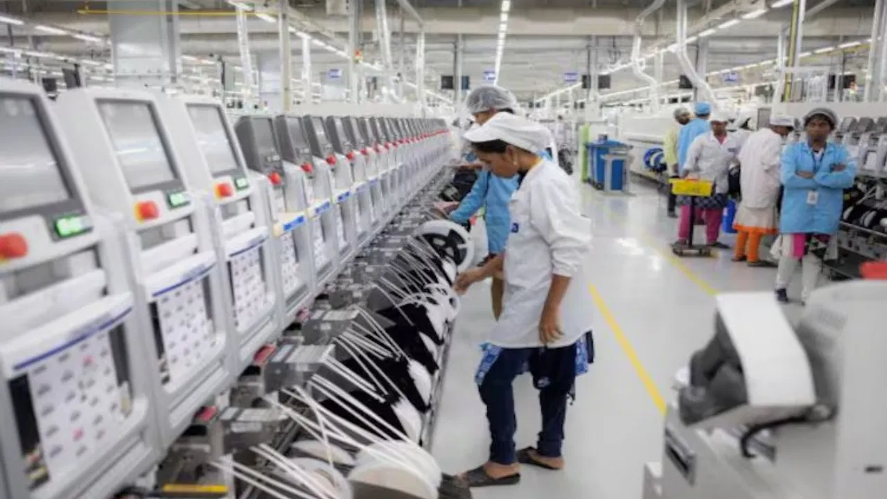 Foxconn की iPhone फैक्ट्री में रिकॉर्ड हायरिंग, 80% महिलाएं संभाल रहीं मोर्चा Foxconn की iPhone फैक्ट्री में रिकॉर्ड हायरिंग, 80% महिलाएं संभाल रहीं मोर्चा