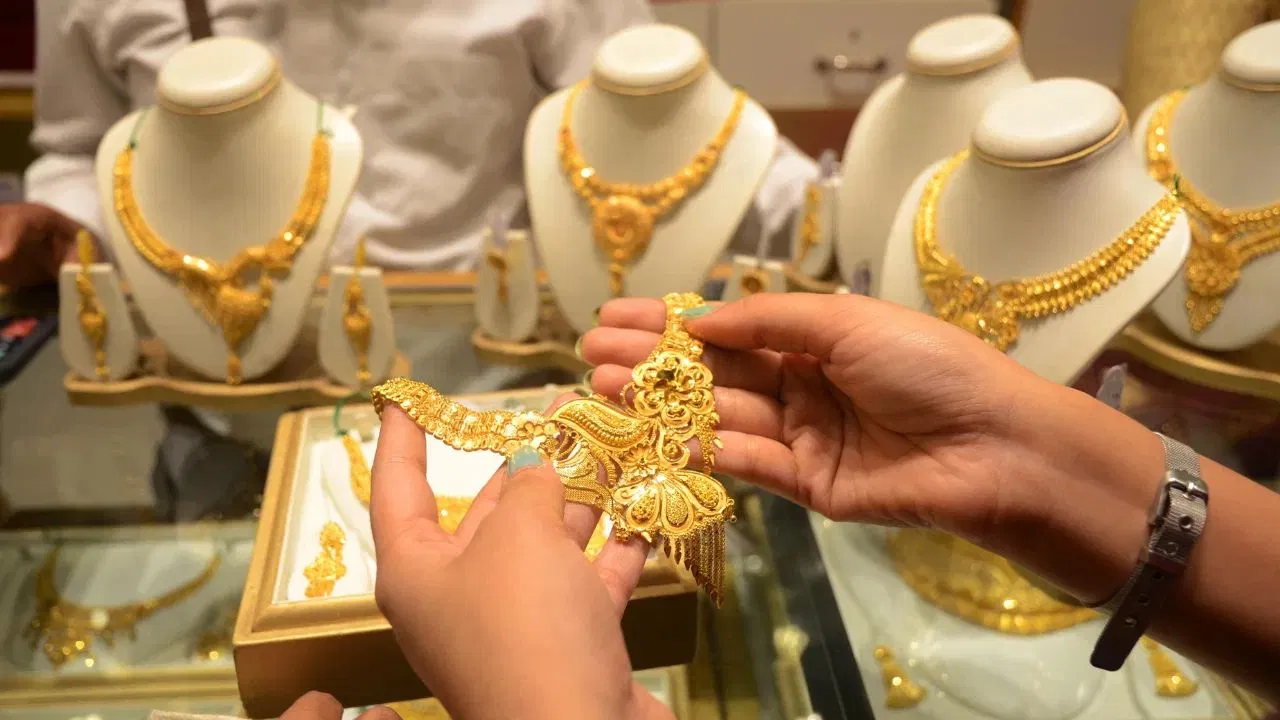 2 महीने बाद दिल्ली में सोने ने बनाया रिकॉर्ड, 4 दिन में 6000 रुपए का इजाफा Gold-Silver Price Today: 5 दिसंबर को सोने की कीमतों में हुआ बड़ा बदलाव, अब इतने का बिक रहा है 10 ग्राम गोल्ड