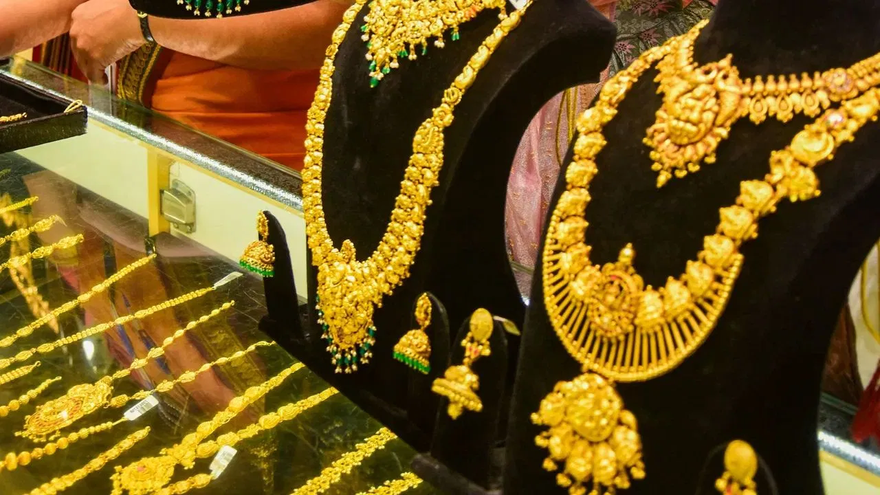 Gold-Silver Price Today: सोना सस्ता हुआ या महंगा? आज इतने रुपए का बिक रहा है 10 ग्राम गोल्ड Gold-Silver Price Today: सोना सस्ता हुआ या महंगा? आज इतने रुपए का बिक रहा है 10 ग्राम गोल्ड