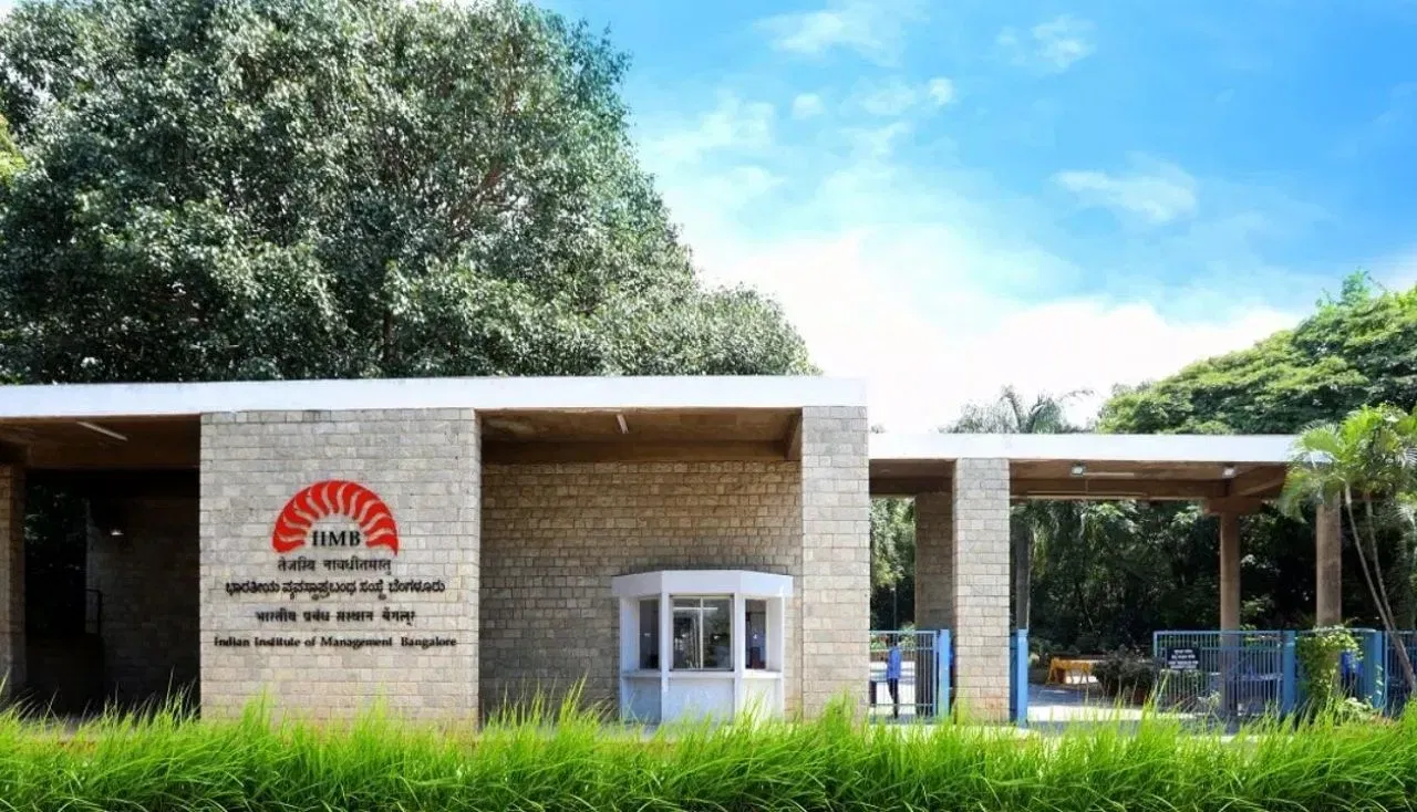 IIM बैंगलुरु में प्लेसमेंट को लेकर बवाल, 20 सदस्यीय कमेटी ने दिया सामूहिक इस्तीफा, जानें पूरा मामला IIM बैंगलुरु में प्लेसमेंट को लेकर बवाल, 20 सदस्यीय कमेटी ने दिया सामूहिक इस्तीफा, जानें पूरा मामला