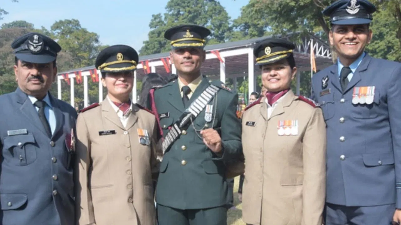 IMA Passing out Parade: मंगेतर है कैप्टन, लेफ्टिनेंट बन आयुष ने साबित किया अपना ‘प्यार’…सेना में पूरा पाठक परिवार IMA Passing out Parade: मंगेतर है कैप्टन, लेफ्टिनेंट बन आयुष ने साबित किया अपना 'प्यार'...सेना में पूरा पाठक परिवार