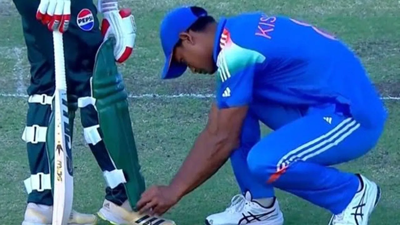 IND vs PAK: हाथ नहीं मिलाया लेकिन भारत के इस खिलाड़ी ने बांधे पाकिस्तानी बल्लेबाज के जूते IND vs PAK: हाथ नहीं मिलाया लेकिन भारत के इस खिलाड़ी ने बांधे पाकिस्तानी बल्लेबाज के जूते
