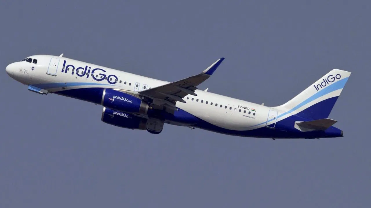 IndiGo ने कराई आफत, कैसे करें हवाई यात्रा, किराया 92,000 के पार IndiGo ने कराई आफत, कैसे करें हवाई यात्रा, किराया 92,000 के पार