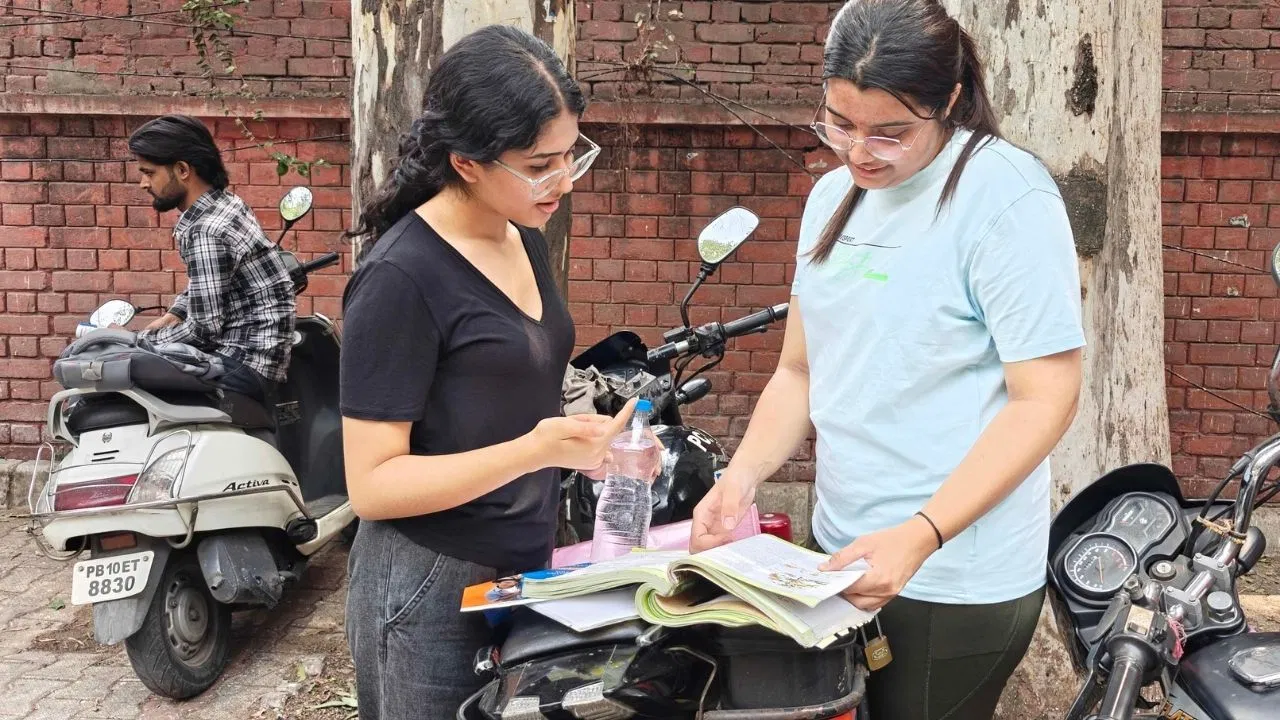 JEE Main and NEET UG Preparation Tips: नीट यूजी और जेईई मेन की क्या एक साथ तैयारी की जा सकती है? जानें इसको लेकर एक्सपर्ट टिप्स JEE Main and NEET UG Preparation Tips: नीट यूजी और जेईई मेन की क्या एक साथ तैयारी की जा सकती है? जानें इसको लेकर एक्सपर्ट टिप्स