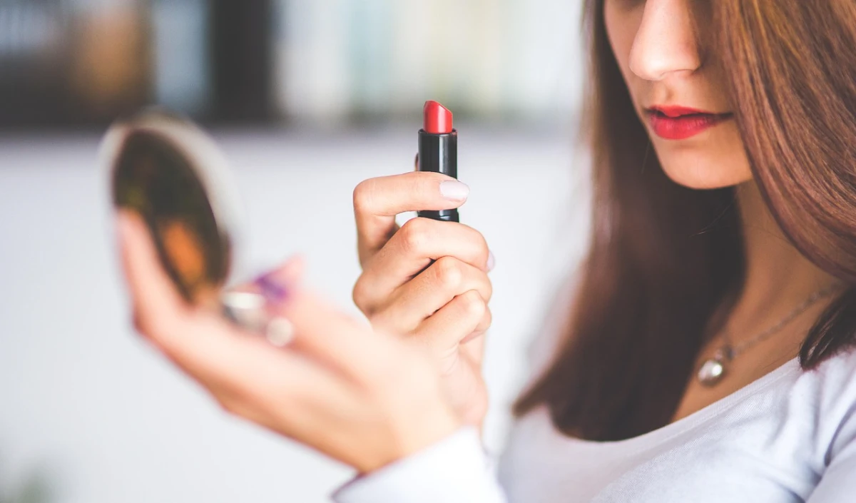 Lipstick लगाने से पहले यह 1 चीज लगा लें, सर्दियों में नहीं फटेंगे होंठ Lipstick लगाने से पहले यह 1 चीज लगा लें, सर्दियों में नहीं फटेंगे होंठ