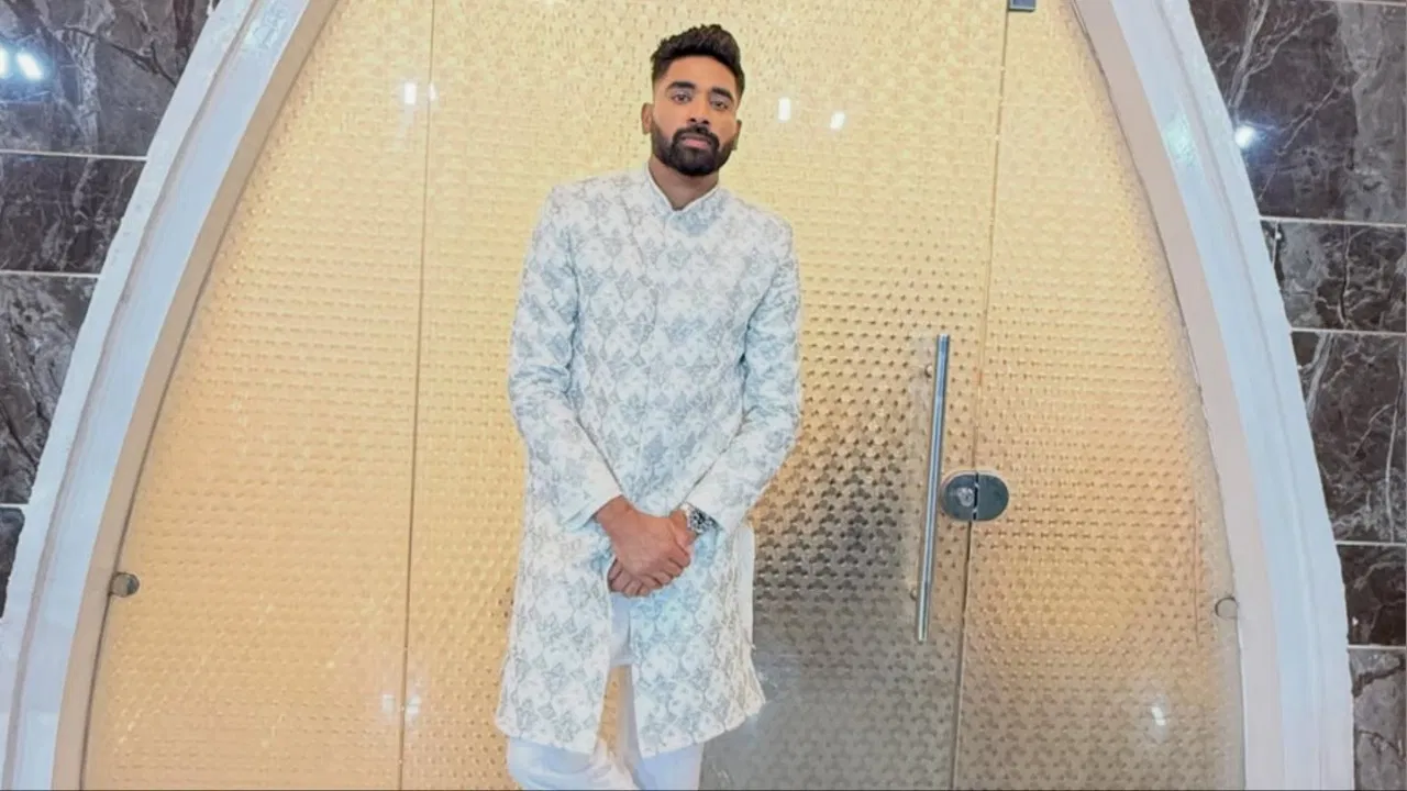 Mohammed Siraj: यार की शादी में मोहम्मद सिराज का जलवा, दूल्हे राजा के साथ ऐसे जीता दिल Mohammed Siraj: यार की शादी में मोहम्मद सिराज का जलवा, दूल्हे राजा के साथ ऐसे जीता दिल