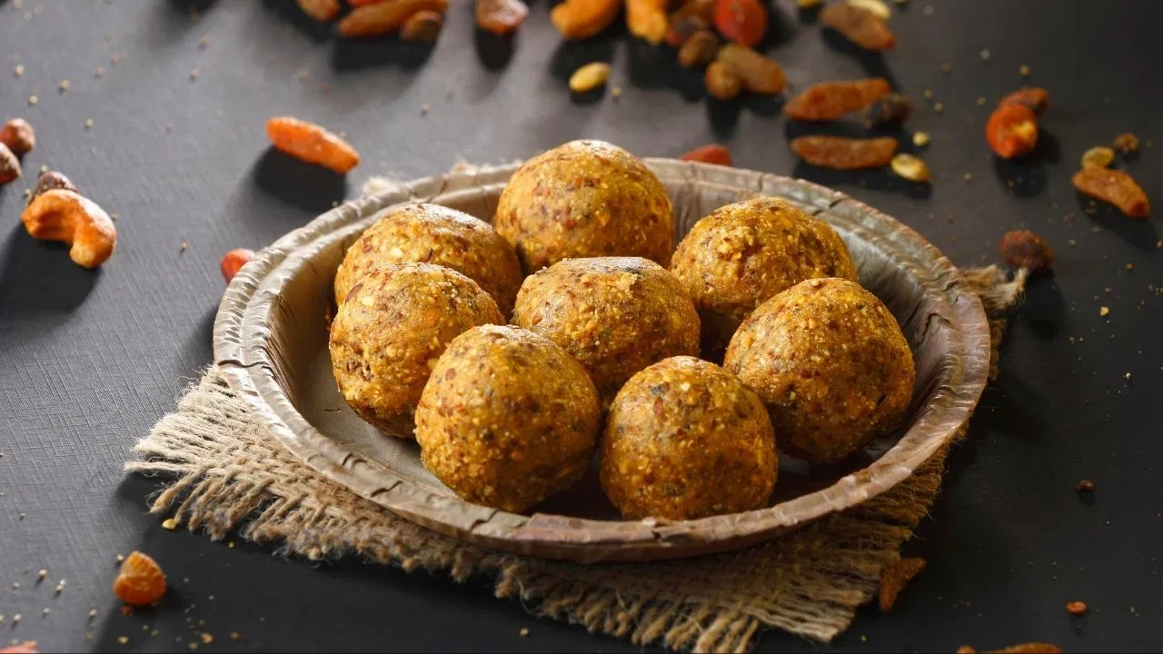 Moon Dal Laddu : सर्दी के लिए बना रहे हैं मूंग दाल के लड्डू, इसमें डाल लें ये देसी चीज, शरीर रहेगा गर्म Moon Dal Laddu : सर्दी के लिए बना रहे हैं मूंग दाल के लड्डू, इसमें डाल लें ये देसी चीज, शरीर रहेगा गर्म