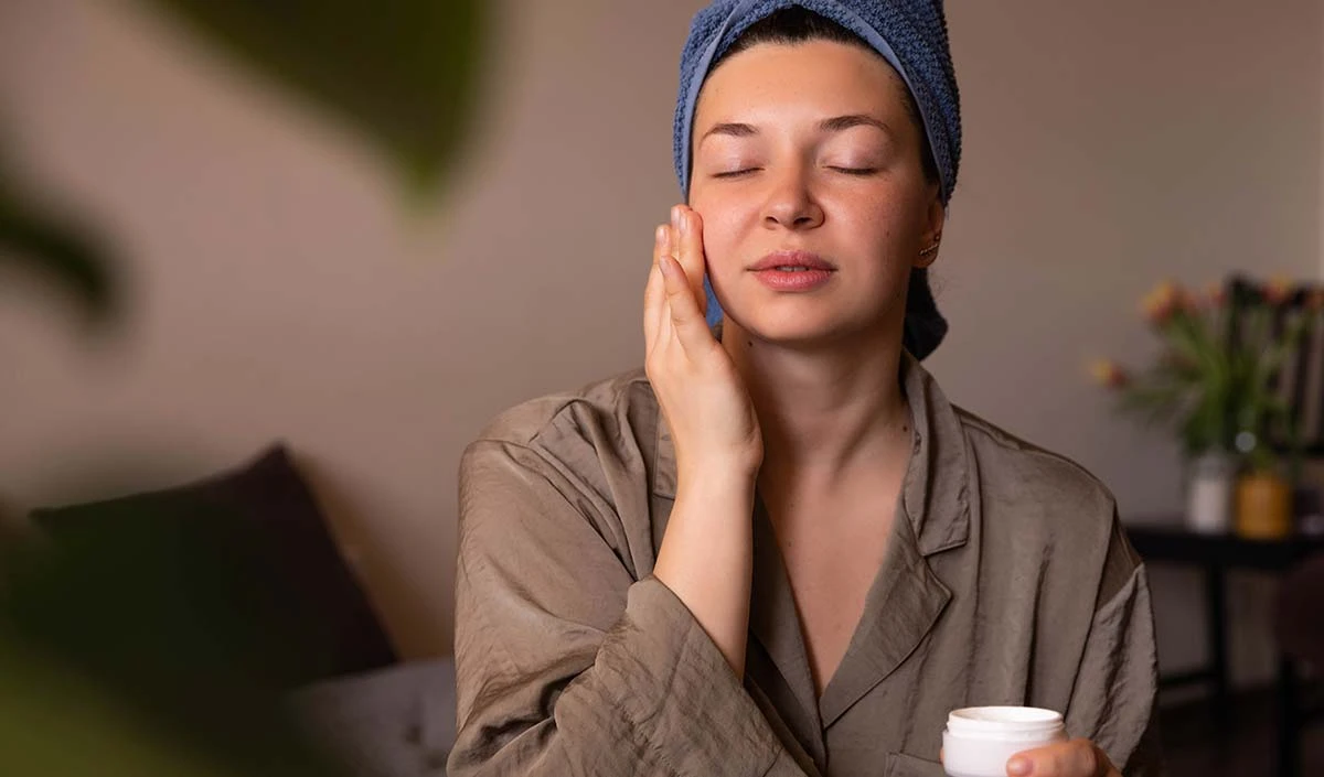 Overnight Beauty Hacks: सोने से पहले अपनाएं ये ब्यूटी हैबिट्स, दमकने लगेगी आपकी स्किन Overnight Beauty Hacks: सोने से पहले अपनाएं ये ब्यूटी हैबिट्स, दमकने लगेगी आपकी स्किन
