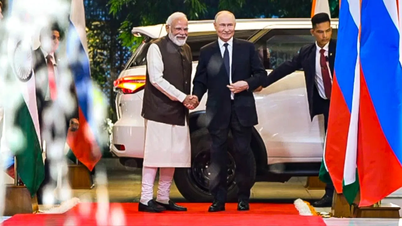 PM मोदी के साथ बैठक, राष्ट्रपति भवन में गार्ड ऑफ ऑनर… जानें पुतिन के दूसरे दिन के दौरे का पूरा शेड्यूल PM मोदी के साथ बैठक, राष्ट्रपति भवन में गार्ड ऑफ ऑनर... जानें पुतिन के दूसरे दिन के दौरे का पूरा शेड्यूल