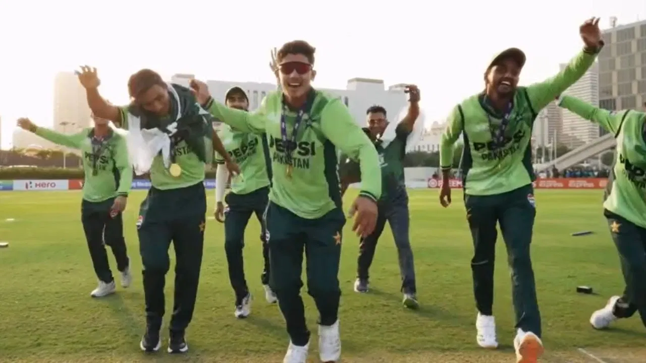Pakistan Team Dance: जिस ‘धुरंधर’ को किया बैन, उसके ही गाने पर पाकिस्तानी खिलाड़ी करने लगे डांस – VIDEO Pakistan Team Dance: जिस 'धुरंधर' को किया बैन, उसके ही गाने पर पाकिस्तानी खिलाड़ी करने लगे डांस - VIDEO