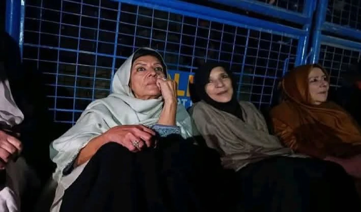 Pakistan में इमरान खान को लेकर हो गया कौन सा नया बवाल, जेल के बाहर धरने पर बैठीं तीनों बहने Pakistan में इमरान खान को लेकर हो गया कौन सा नया बवाल, जेल के बाहर धरने पर बैठीं तीनों बहने