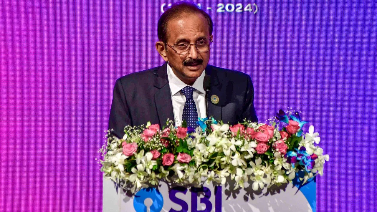 SBI चीफ ने जूनियर्स को दिया बड़ा टारगेट, 2 साल में करना होगा ये काम SBI चीफ ने जूनियर्स को दिया बड़ा टारगेट, 2 साल में करना होगा ये काम