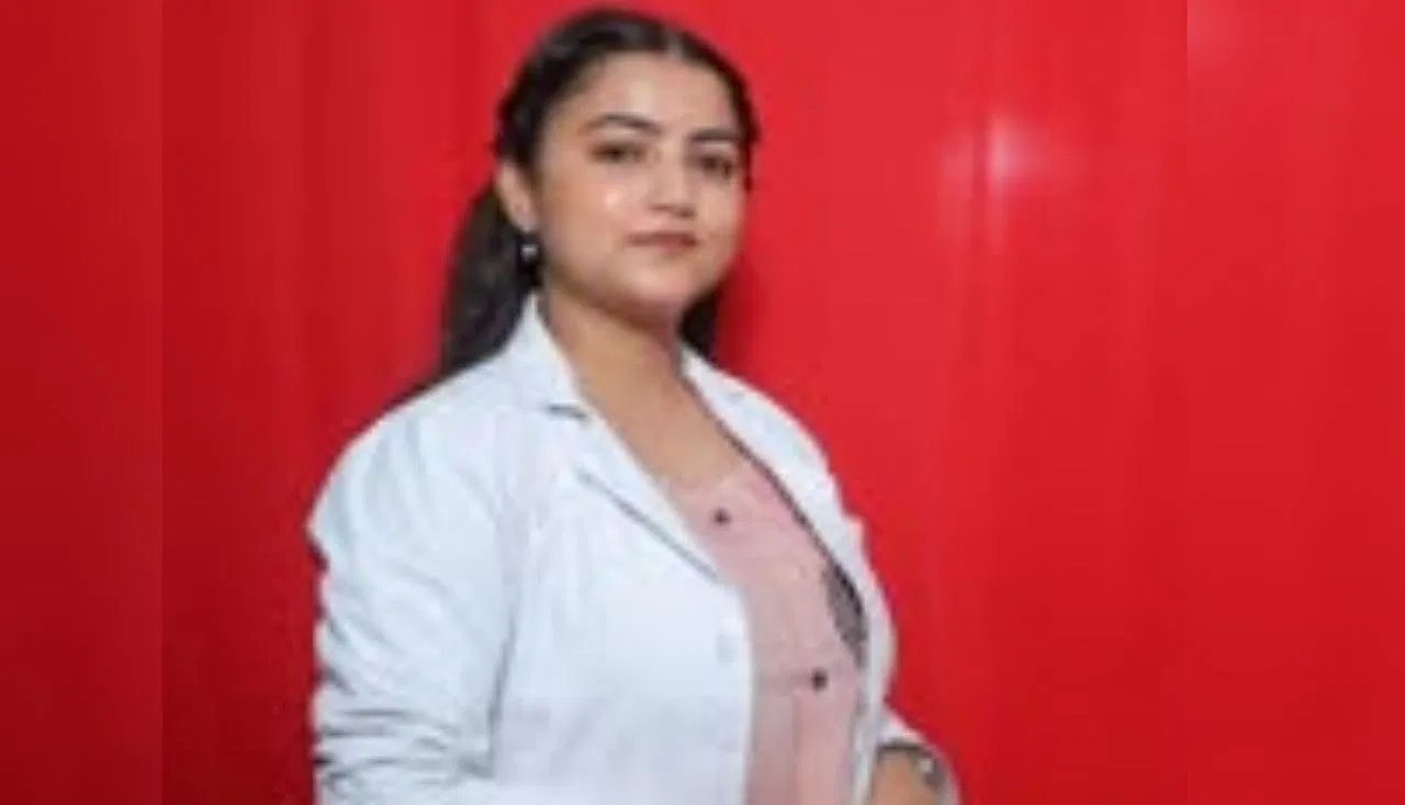 Success Story: गरीबी नहीं रोक सकी सपना, मोमोज बेचकर नीट पास करने वाली ब्यूटी झा की सक्सेस स्टोरी Success Story: गरीबी नहीं रोक सकी सपना, मोमोज बेचकर नीट पास करने वाली ब्यूटी झा की सक्सेस स्टोरी