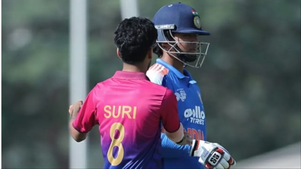 U19 Asia Cup 2025: वैभव सूर्यवंशी को बोल्ड करने वाले खिलाड़ी की मां का वीडियो वायरल, बेटे को बता रही थी गुर U19 Asia Cup 2025: वैभव सूर्यवंशी को बोल्ड करने वाले खिलाड़ी की मां का वीडियो वायरल, बेटे को बता रही थी गुर