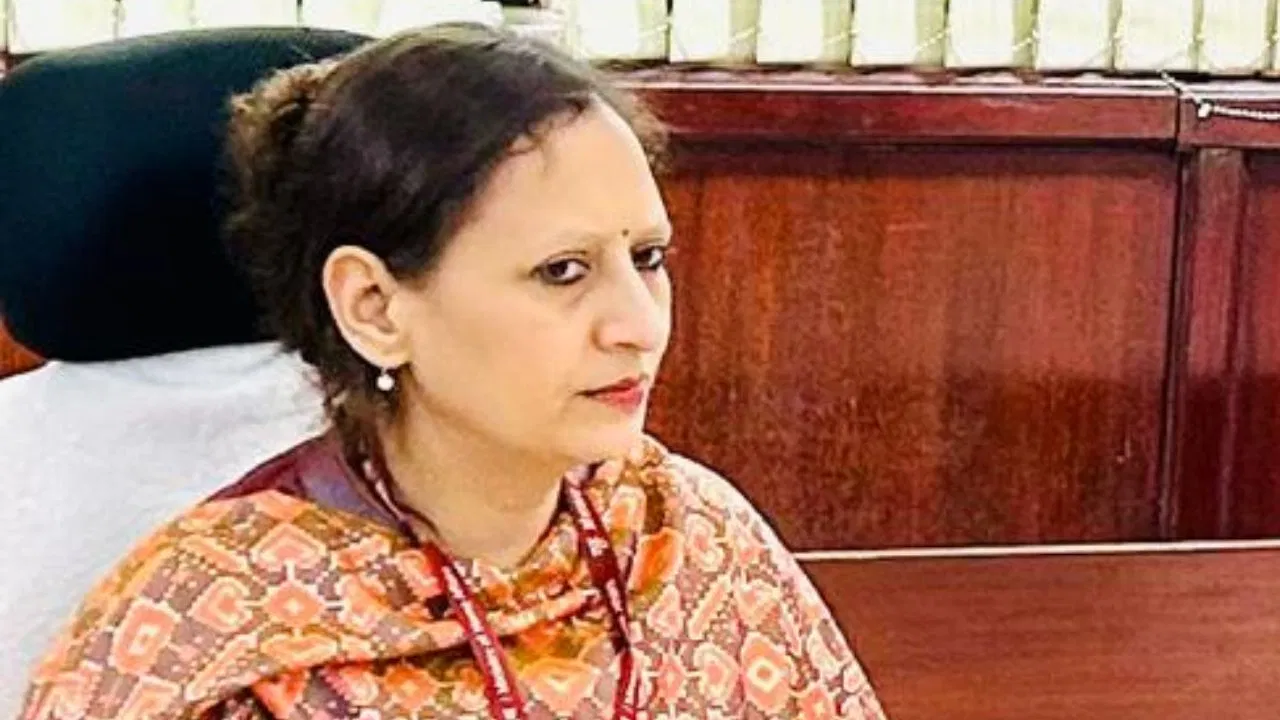 UP में प्रशासनिक फेरबदल… केंद्र से लौटीं IAS कामिनी चौहान रतन को मिला राज्य कर विभाग UP में प्रशासनिक फेरबदल... केंद्र से लौटीं IAS कामिनी चौहान रतन को मिला राज्य कर विभाग