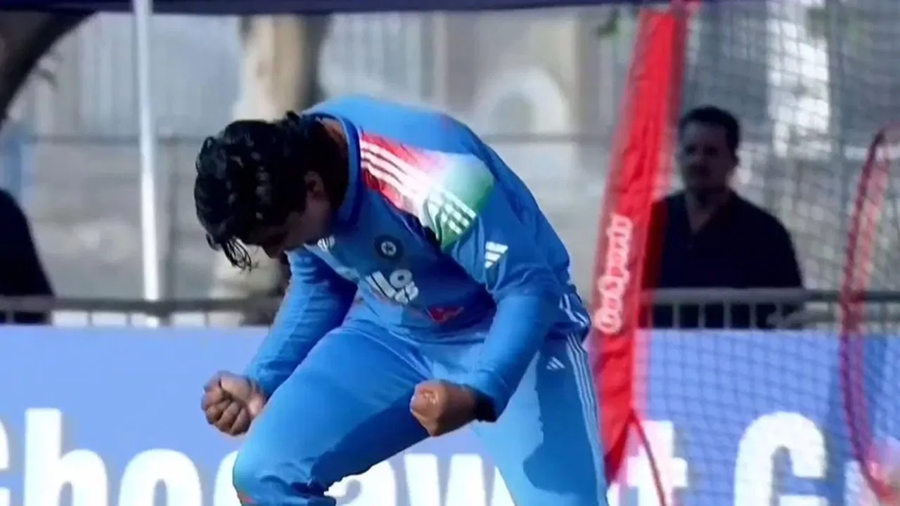 Vaibhav Suryavanshi: बल्ले से हुए फेल तो वैभव सूर्यवंशी ने गेंद से दिखाया कमाल, पाकिस्तान को दिया बड़ा ‘जख्म’ Vaibhav Suryavanshi: बल्ले से हुए फेल तो वैभव सूर्यवंशी ने गेंद से दिखाया कमाल, पाकिस्तान को दिया बड़ा 'जख्म'