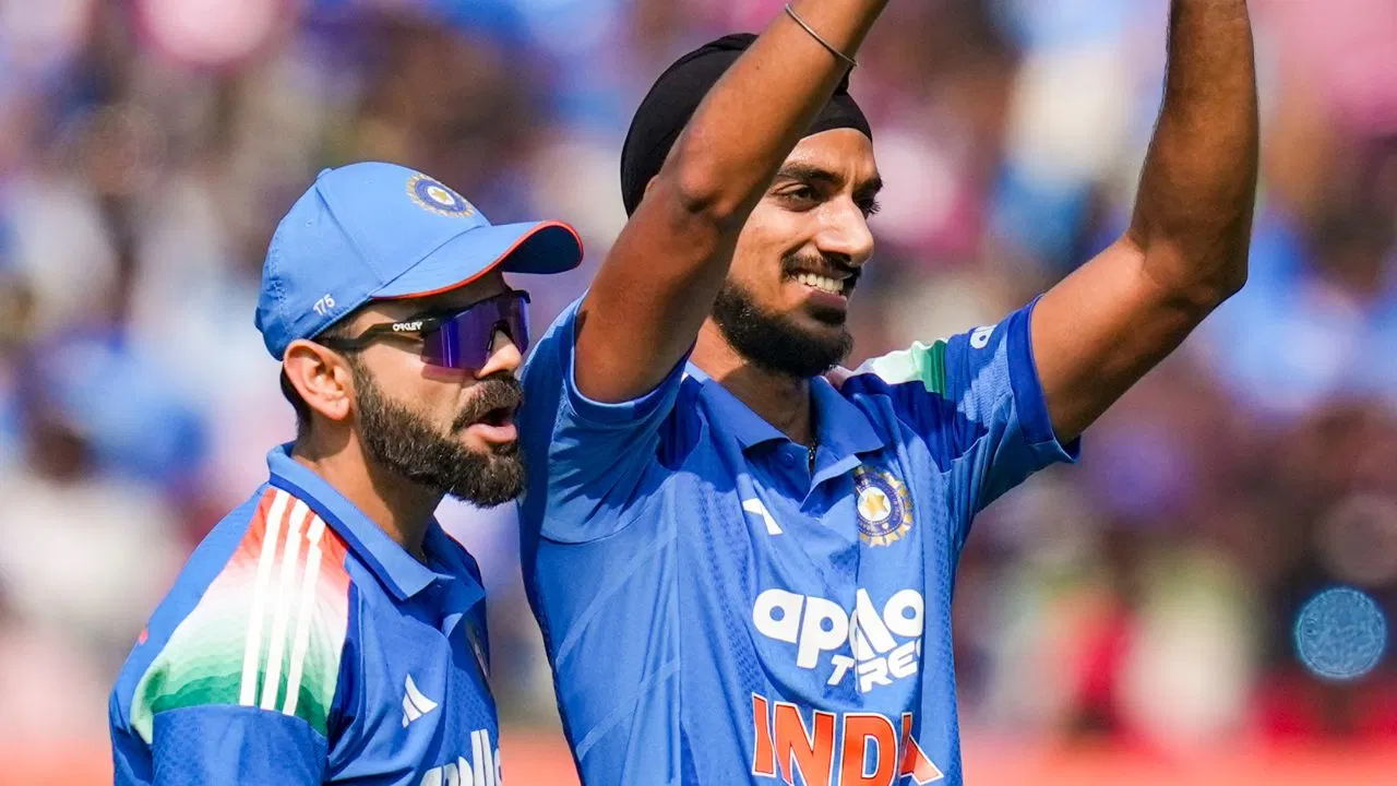 Virat-Arshdeep Video: अर्शदीप सिंह को सवाल पूछना पड़ा महंगा, विराट कोहली ने बुरी तरह कर दिया ट्रोल Virat-Arshdeep Video: अर्शदीप सिंह को सवाल पूछना पड़ा महंगा, विराट कोहली ने बुरी तरह कर दिया ट्रोल