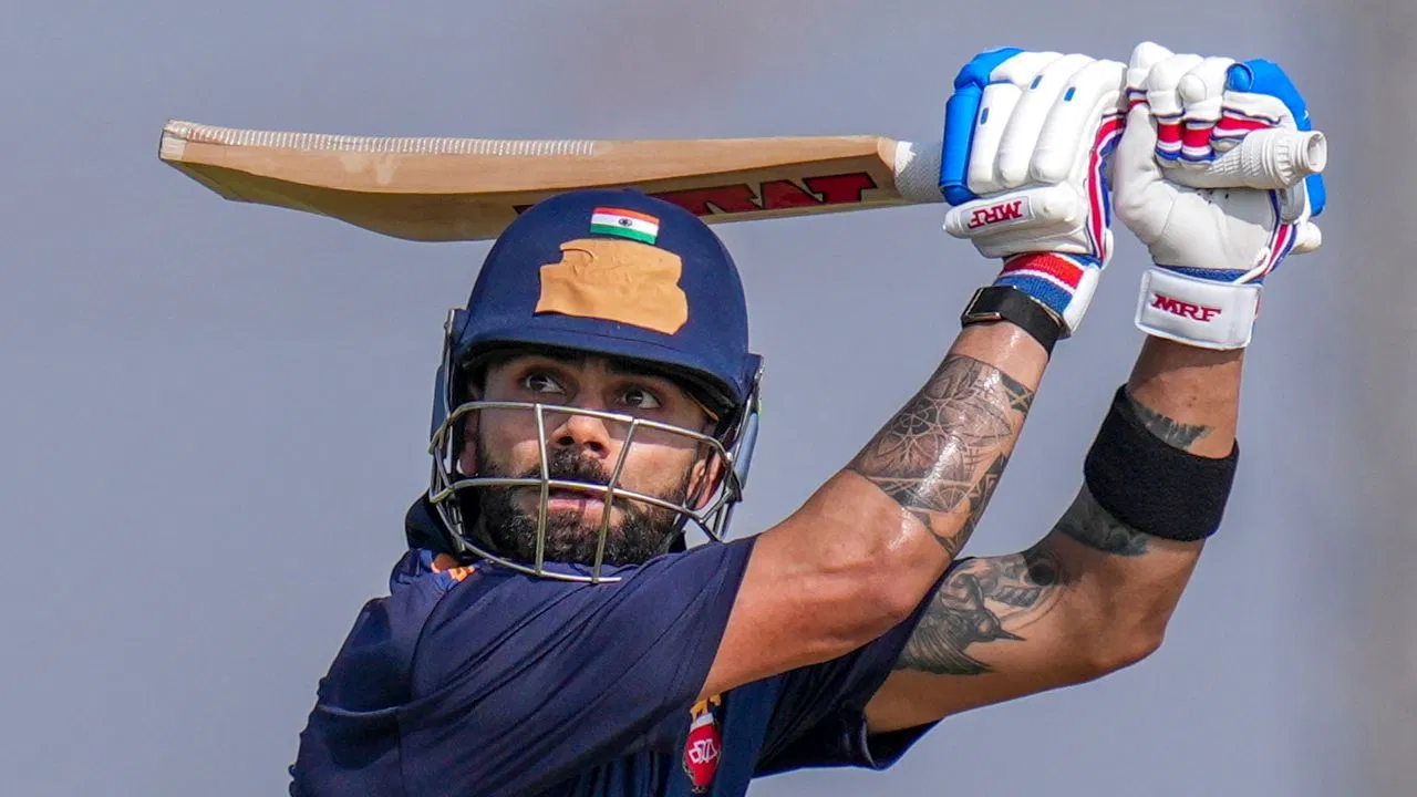 Virat Kohli: कोई पेड़ पर चढ़ा, कुछ ऑफिस की बालकनी में पहुंचे, कोहली की बैटिंग के लिए फैंस ने किए जुगाड़ Virat Kohli: कोई पेड़ पर चढ़ा, कुछ ऑफिस की बालकनी में पहुंचे, कोहली की बैटिंग के लिए फैंस ने किए जुगाड़