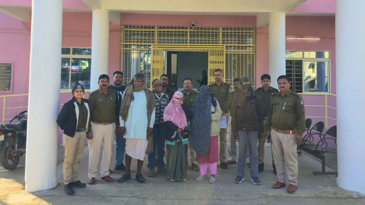 अच्छी शिक्षा, नौकरी का लालच… शिवपुरी में आदिवासियों को ईसाई बनाने की साजिश का पर्दाफाश, पादरी समेत 5 अरेस्ट अच्छी शिक्षा, नौकरी का लालच... शिवपुरी में आदिवासियों को ईसाई बनाने की साजिश का पर्दाफाश, पादरी समेत 5 अरेस्ट