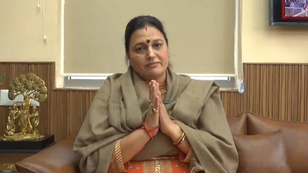 अफ्रीकी फुटबॉल कोच को धमकी देने वाली दिल्ली BJP पार्षद के बदले तेवर, मांगी माफी; पार्टी ने मांगा जवाब अफ्रीकी फुटबॉल कोच को धमकी देने वाली दिल्ली BJP पार्षद के बदले तेवर, मांगी माफी; पार्टी ने मांगा जवाब