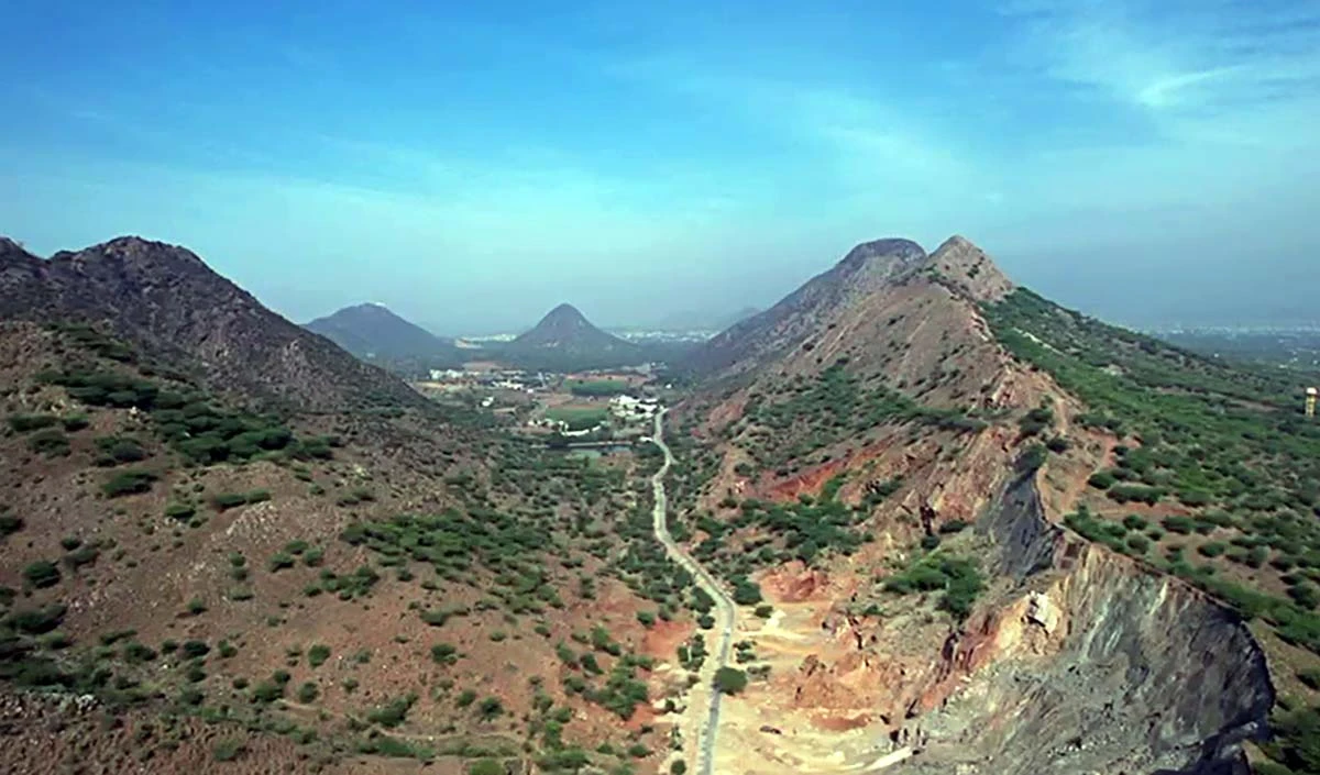 अरावली पर्वतश्रृंखला पर जारी सियासत के बीच सजग हुई सरकार से जगी उम्मीदें अरावली पर्वतश्रृंखला पर जारी सियासत के बीच सजग हुई सरकार से जगी उम्मीदें