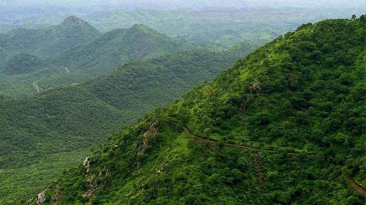 अरावली में नई माइनिंग लीज पर रोक, सरकार बोली- हम इसे पूरी तरह बचाएंगे अरावली में नई माइनिंग लीज पर रोक, सरकार बोली- हम इसे पूरी तरह बचाएंगे