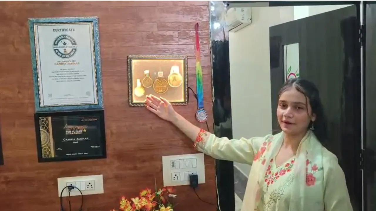 अलीगढ़ की गनिका जाखड़ का नाम इंटरनेशनल बुक ऑफ रिकॉर्ड में हुआ दर्ज, इस फायर डांस से पहले भी तोड़ चुकी है कई रिकॉर्ड्स अलीगढ़ की गनिका जाखड़ का नाम इंटरनेशनल बुक ऑफ रिकॉर्ड में हुआ दर्ज, इस फायर डांस से पहले भी तोड़ चुकी है कई रिकॉर्ड्स