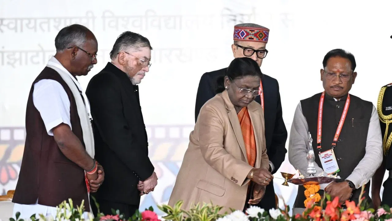 आदिवासी महिलाएं हो रहीं आत्मनिर्भर…राष्ट्रपति द्रौपदी मुर्मू ने सशक्तिकरण के प्रयास को सराहा आदिवासी महिलाएं हो रहीं आत्मनिर्भर...राष्ट्रपति द्रौपदी मुर्मू ने सशक्तिकरण के प्रयास को सराहा