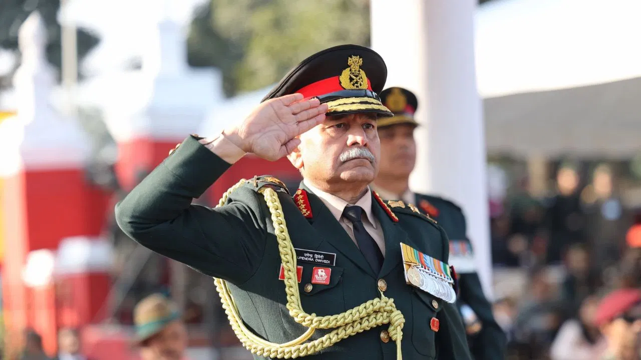 आर्मी चीफ का जोश हाई, IMA पासिंग आउट परेड में अधिकारियों के साथ लगाए पुशअप्स आर्मी चीफ का जोश हाई, IMA पासिंग आउट परेड में अधिकारियों के साथ लगाए पुशअप्स