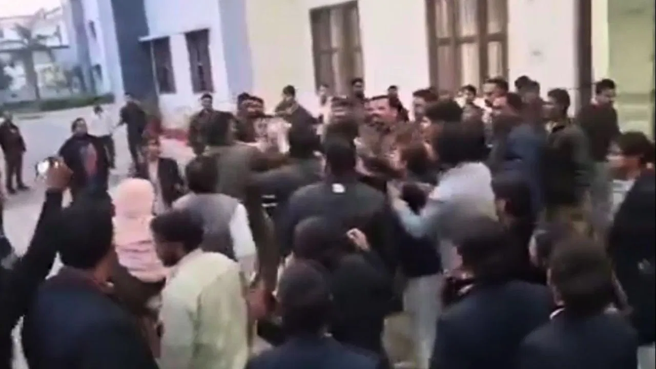 उन्नाव के नर्सिंग काॅलेज में MS ने छात्रा को किया ‘बैड टच’, कार्रवाई न होने पर छात्रों ने किया हंगामा उन्नाव के नर्सिंग काॅलेज में MS ने छात्रा को किया 'बैड टच', कार्रवाई न होने पर छात्रों ने किया हंगामा