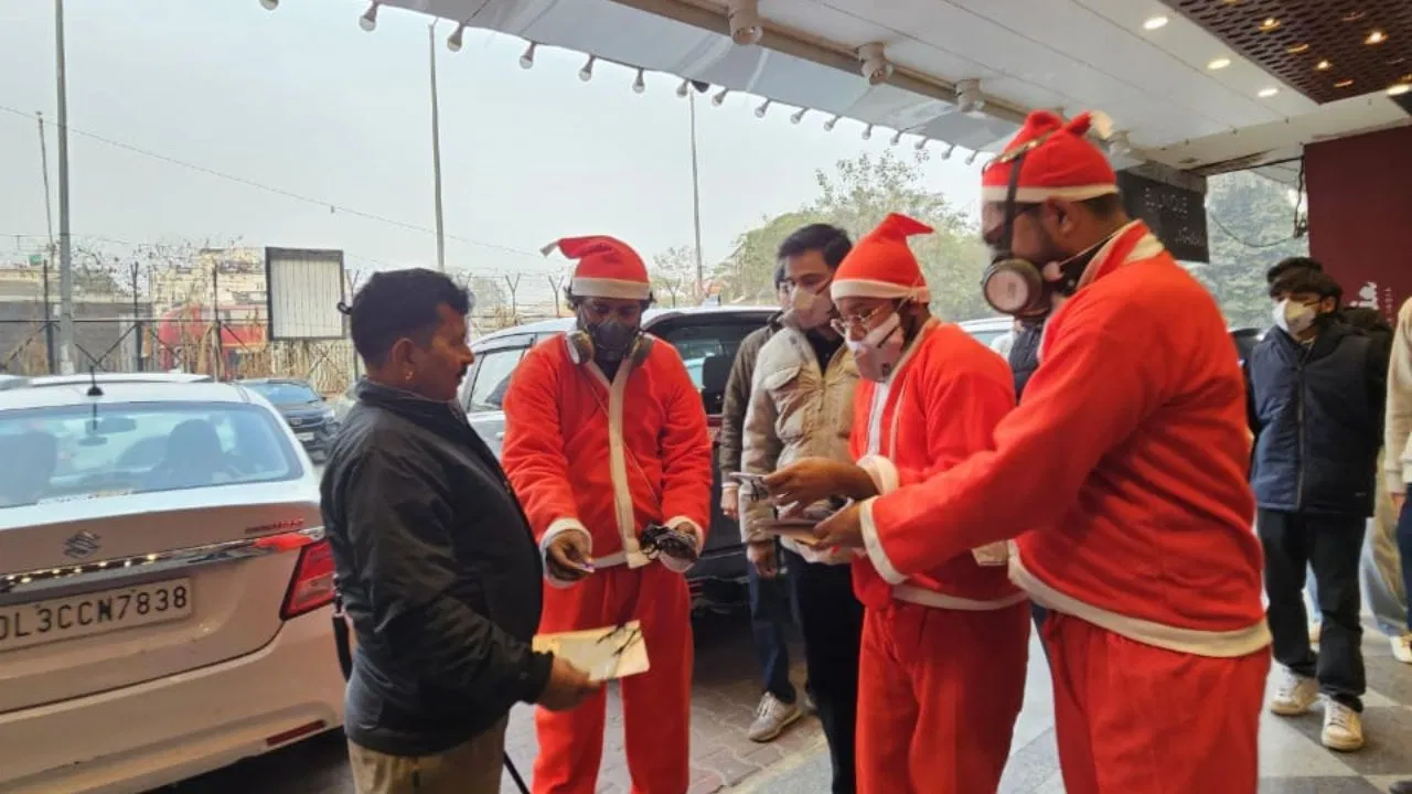 ए दिल्ली तुझे हुआ क्या है? सांता मास्क बांट रहे, सरकार जुर्माना लगा रही फिर भी फूल रही सांस ए दिल्ली तुझे हुआ क्या है? सांता मास्क बांट रहे, सरकार जुर्माना लगा रही फिर भी फूल रही सांस