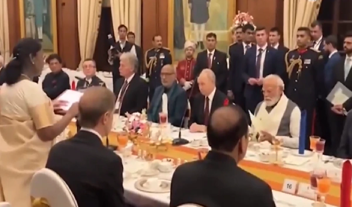 कश्मीरी कहवा, मछली और साग, राष्ट्रपति भवन में पुतिन की डिनर पार्टी में क्या-क्या खाना परोसा गया? कश्मीरी कहवा, मछली और साग, राष्ट्रपति भवन में पुतिन की डिनर पार्टी में क्या-क्या खाना परोसा गया?