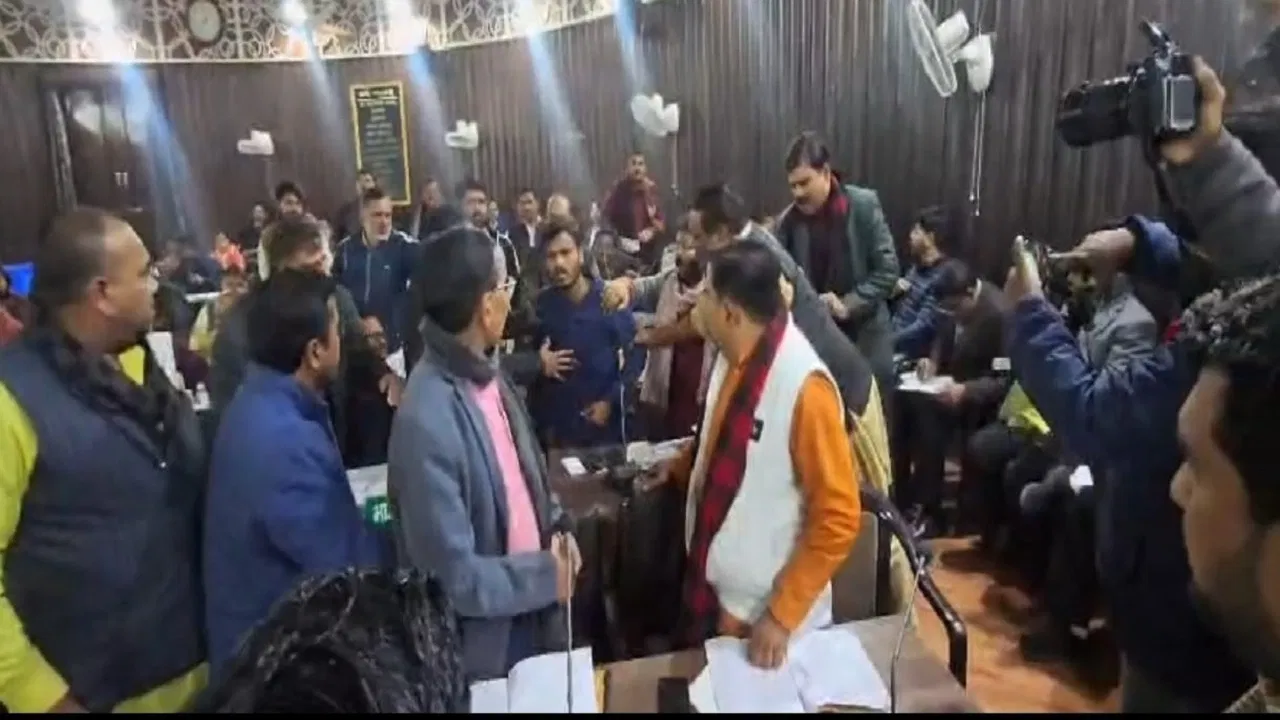 कानपुर नगर निगम में लगता है ‘बंटी टैक्स’, खुद BJP पार्षद ने खोली पोल, बोले- मेयर के बेटे… कानपुर नगर निगम में लगता है 'बंटी टैक्स', खुद BJP पार्षद ने खोली पोल, बोले- मेयर के बेटे...