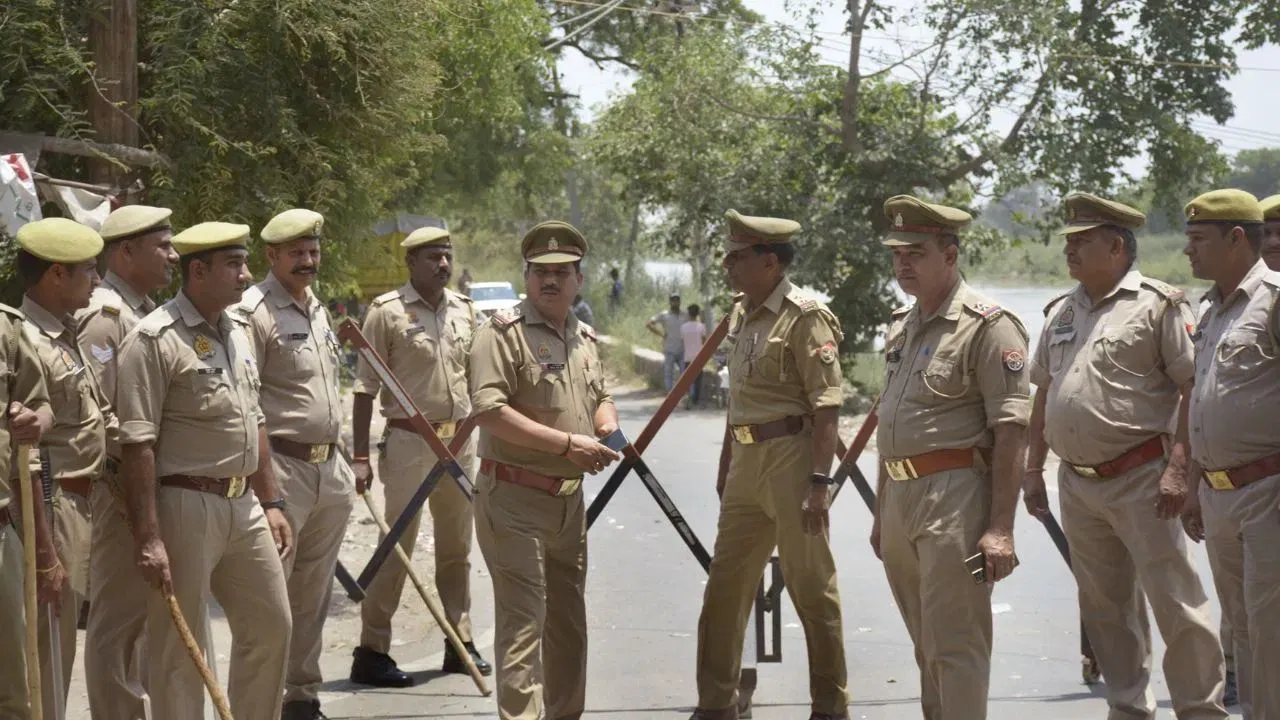कासगंज: प्रेमी के साथ मां को आपत्तिजनक हालत में देखा, 14 साल के बेटे ने पीट-पीट कर महिला को मार डाला कासगंज: प्रेमी के साथ मां को आपत्तिजनक हालत में देखा, 14 साल के बेटे ने पीट-पीट कर महिला को मार डाला
