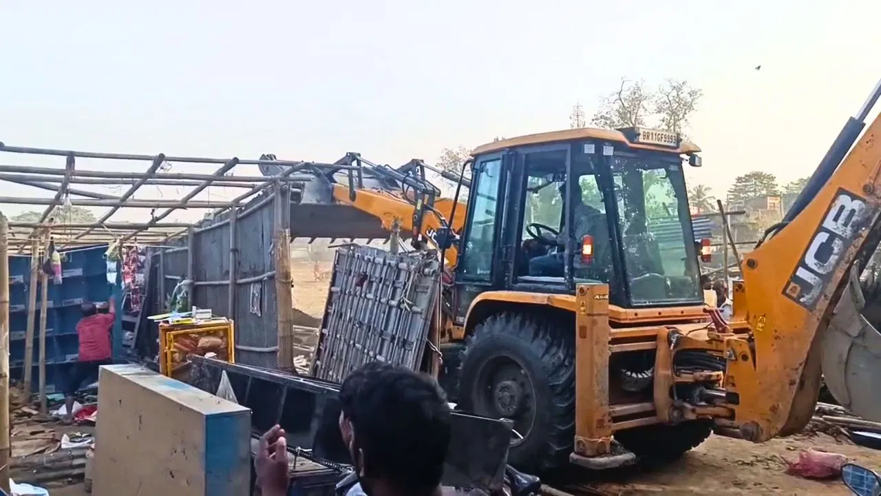 किशनगंज में बुलडोजर एक्शन पर फूटा लोगों का गुस्सा, अधिकारियों पर बरसाए पत्थर… ड्राइवर का फोड़ा सिर किशनगंज में बुलडोजर एक्शन पर फूटा लोगों का गुस्सा, अधिकारियों पर बरसाए पत्थर... ड्राइवर का फोड़ा सिर