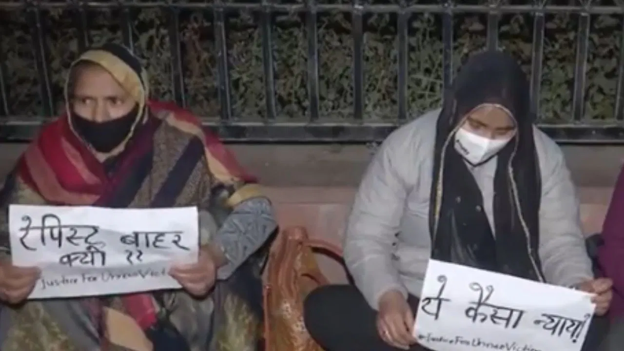 कुलदीप सेंगर को जमानत के खिलाफ पीड़िता का इंडिया गेट पर धरना, बहन ने कहा- हमें जेल में डाल दो कुलदीप सेंगर को जमानत के खिलाफ पीड़िता का इंडिया गेट पर धरना, बहन ने कहा- हमें जेल में डाल दो