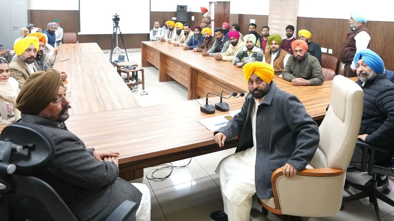 केवल डिग्री नहीं, बेहतर भविष्य भी… पंजाब में शिक्षक-अभिभावक संवाद ने कैसे बदली सरकारी स्कूलों की तस्वीर केवल डिग्री नहीं, बेहतर भविष्य भी... पंजाब में शिक्षक-अभिभावक संवाद ने कैसे बदली सरकारी स्कूलों की तस्वीर