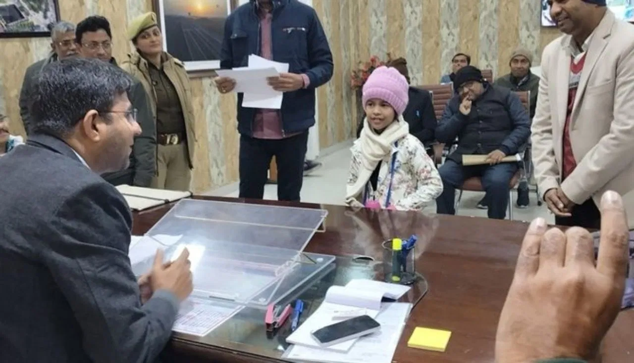 कौन हैं IAS दीपक मीणा? जिनसे मिलने स्कूल बंक कर पहुंची UKG की छात्रा कौन हैं IAS दीपक मीणा? जिनसे मिलने स्कूल बंक कर पहुंची UKG की छात्रा
